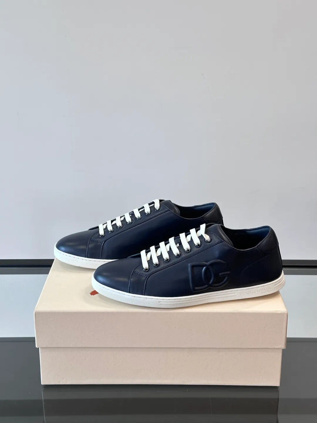 Men's shoes 💰p400 "DG" Dolce & Gabbana fashion casual shoes, high-end boutique men's casual sports shoes! Imported first layer cowhide. The contrasting color design attracts the eye, and the brand logo decoration on the tongue is exquisite and luxurious, super A level! Compared with the genuine product at the counter, the version is no worse at all! size: 38-44 (45 customized)
